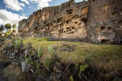 Le finestre di Otuzco vicino a Cajamarca, Perù. Un particolare della necropoli che sorge nelle immediate vicinanze della città peruviana - © Christian Vinces / Shutterstock.com
 ...