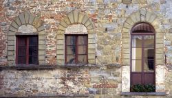 Le finestre di un edificio storico a Sansepolcro, Arezzo, Toscana. Passeggiando lungo le vie della città toscana si possono scorgere angoli suggestivi.




