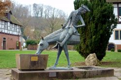 Le follie del Barone di Munchhausen sono celebrate a Bodenwerder da una serie di monumenti - © Thorsten Bock / Shutterstock.com