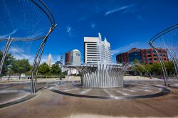 Le fontane del Parco del Bicentenale nei pressi di Scioto Mile a Columbus, Ohio, USA. Si tratta di un'oasi urbana di circa 175 ettari divenuta una delle principali attrazioni cittadine - aceshot1 ...