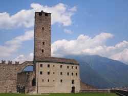 Le fortificazioni che dominano il borgo di Saillon nella valle del Rodano in Svizzera