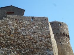 Le imponenti fortificazioni che dominano il centro storico di Giglio Castello