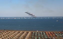 Le Frecce Tricolori sorvolano la lunga spiaggia di lignano Sabbiadoro. - © Polina Shestakova / Shutterstock.com