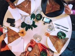 Le gallette bretoni della Creperie Saint George in centro a Rennes, Francia.