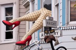 Le grandi gambe visibili all'incrocio di Haight e  Ashbury Street a San Francisco