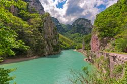 Le Gole del Furlo a Acqualagna. Il lago è formato dal lago Candigliano, sbarrato da un diga che venne costruita nel 1922