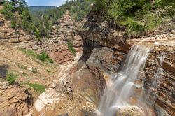 Le gole di Bletterbach e una cascata nelle Dolomiti in Alto adife, non lontano da Bolzano