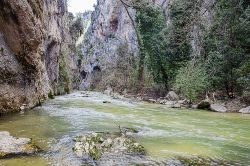 Le Gole di San Venanzio e il fiume Aterno a Raiano in Abruzzo