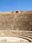 Le gradinate dell'antico teatro romano di Dougga, Tunisia.



