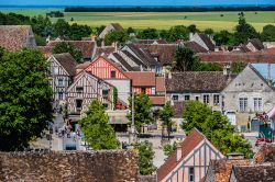 Le graziose abitazioni del centro storico di Provins viste dall'alto, Francia. Questa cittadina è nota anche per la lavorazione delle rose, usate per lo più per preparare marmellate, ...