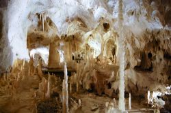 Le grotte di Frasassi l'attrazione principale di Genga nelle Marche - © Adwo / Shutterstock.com