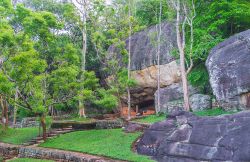 Le grotte di Sigiriya furono usate nell'antichità dai monaci buddhisti come templi e rifugi. Siamo nel centro dello Sri Lanka, nei pressi di Dambulla.