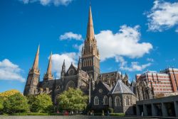 Le guglie della cattedrale di San Patrizio, la più grande di Melbourne (Australia).
