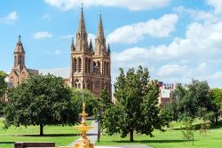 Le guglie gotiche della cattedrale di San Pietro a Adelaide, Australia.
