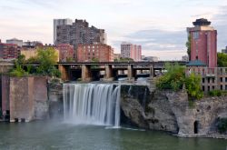 Le High Waterfalls nella città di Rochester (stato di New York) con edifici e palazzi sullo sfondo.
