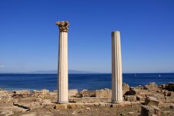 Le imponenti colonne di Tharros, San Giovanni di Sinis, Sardegna.
