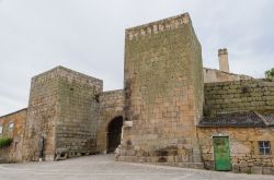 Le imponenti mura di Castelo Mendo, distretto di Guarda, Portogallo.
