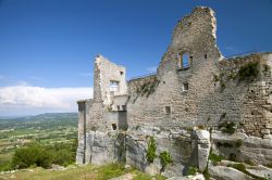 Le imponenti rovine del Castello di Lacoste in Provenza, Francia del sud