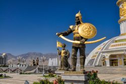 Le imponenti statue al Monumento dell'Indipendenza di Ashgabat, Turkmenistan.


