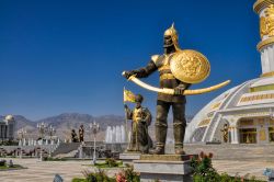 Le imponenti statue al Monumento dell'Indipendenza di Ashgabat, Turkmenistan.

