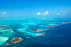 Le isole coralline dell'arcipelago delle Bahamas fotografate durante un volo aereo, America Centrale. Sorvolare questi luoghi da sogno è un'esperienza entusiasmante.
