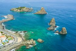 Le isole dei ciclopi ad Acitrezza, i famosi faraglioni ...