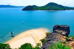 Le isole di Koh Yao Yai e Koh Yao Noi viste da Koh Nok, Mare delle Andamane, Phang Nga Bay, Thailandia. Questo mare fa parte dell'Oceano Indiano.
