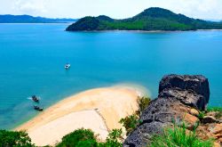 Le isole di Koh Yao Yai e Koh Yao Noi viste da Koh Nok, Mare delle Andamane, Phang Nga Bay, Thailandia. Questo mare fa parte dell'Oceano Indiano.
