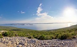 Le isole Kornati in lontananza fotografate dalla vetta più alta dell'isola di Pasman in Croazia