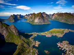 Le Isole Lofoten in Norvegia, ideali per delle escursioni in barca tra fiordi e paesaggi straordinari