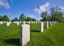 Le lapidi al War Memorial del Crown Hill Cemetery di Indianapolis, Indiana.
