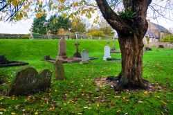 Le lapidi del cimitero che circonda la cattedrale di San Canizio a Kilkenny durante una giornata nuvolosa (Irlanda).

