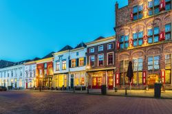 Le luci dei ristoranti rischiarano una delle strade centrali di Doesburg durante il tramonto, Olanda.



