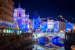 Le luci del Natale a Lubiana, durante il periodo dei mercatini dell'Avvento - © dinozzaver / Shutterstock.com