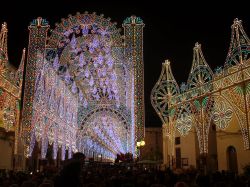 Le luminarie della festa patronale di Diso nel Salento (Puglia) - © Florixc, CC BY-SA 3.0, Wikipedia