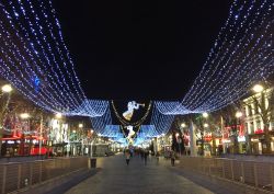 Le luminarie natalizie nel centro storico di Reims in Francia