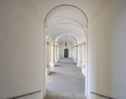 Un corridoio di passaggio dentro al Castello di Moncalieri in Piemonte - © s74 / Shutterstock.com