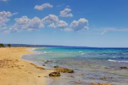 Le Maldive del Salento: la bella spiaggia di Marina di Pescoluse in Puglia è famosa per le acque limpide del mar Jonio e le sabbie fini. La trasparenza delle acque è dovuta al ...