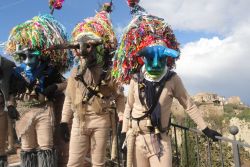 Le maschere cornute del Carnevale di Aliano in Basilicata - © illpaxphotomatic / Shutterstock.com