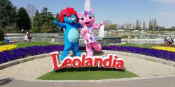 Le mascotte Mia e Leo nel parco di Leolandia in Lombardia