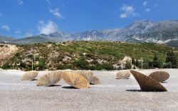 Le montagne che circondano Dhermi e una delle sue grandi spiagge in Albania