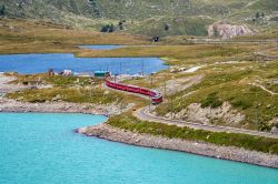 Le montagne del Bernina con il famoso treno rosso, Svizzera.

