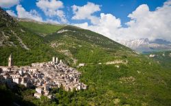 Le montagne dell'Abruzzo e il borgo di Pacentro