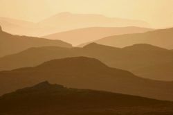 Le montagne di Lewis and Harris, Scozia - Una suggestiva immagine dei rilievi montuosi che caratterizzano il paesaggio di Lewis and Harris fotografati in controluce © Joe Gough / Shutterstock.com ...