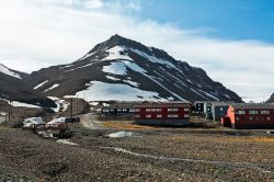 Le montagne innevate della cittadina di Longyearbyen, isole Svalbard, Norvegia.
