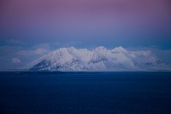 Le montagne innevate delle isole Svalbard al crepuscolo, Norvegia. Situate nel mare Glaciale Artico, queste terre sono la parte più settentrionale della Norvegia e quelle abitate più ...
