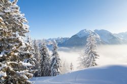 Le montagne innevate viste da Les Gets nell'area sciistica Portes du Soleil, Francia.

