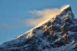 Le Montagne Rocciose innevate viste dalla città di Fernie, British Columbia, Canada, in una giornata di sole.



