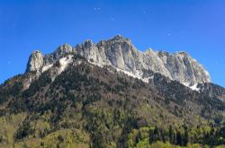 Le montagne spettacolari che circondano il lago di Annecy e il borgo di Menthon-Saint-Bernard in Francia