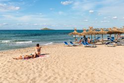 Le morbide sabbie di Isola delle Femmine, dalla spiaggia si osserva l'isolotto che da il nome alla località - © elesi / Shutterstock.com